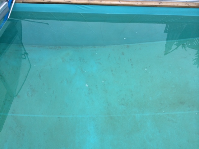 Fläckar på pool botten